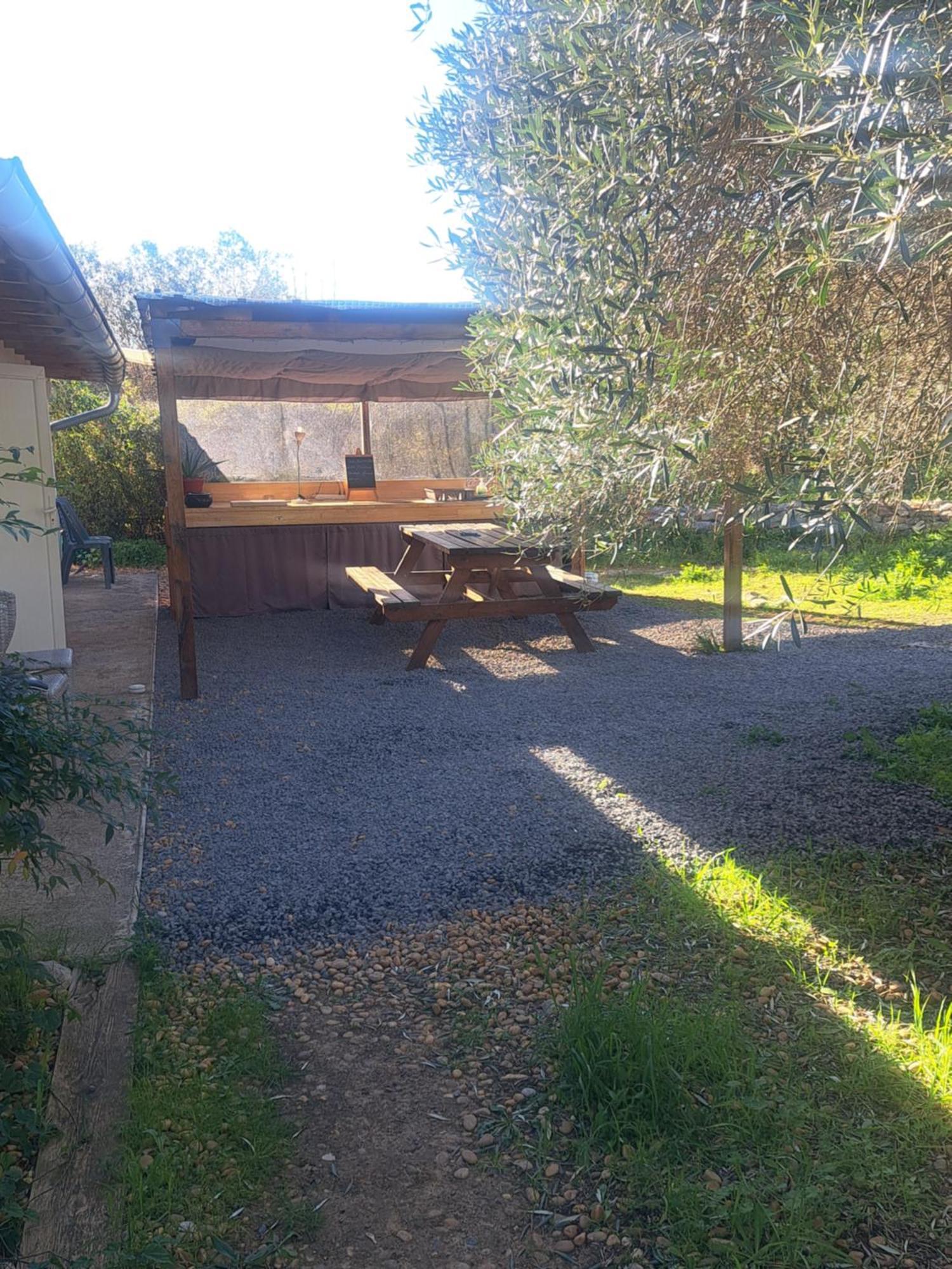 Ecoutez Les Oiseaux Hotel Lunel  Exterior photo