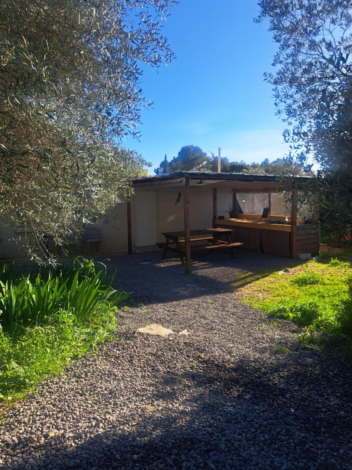 Ecoutez Les Oiseaux Hotel Lunel  Exterior photo